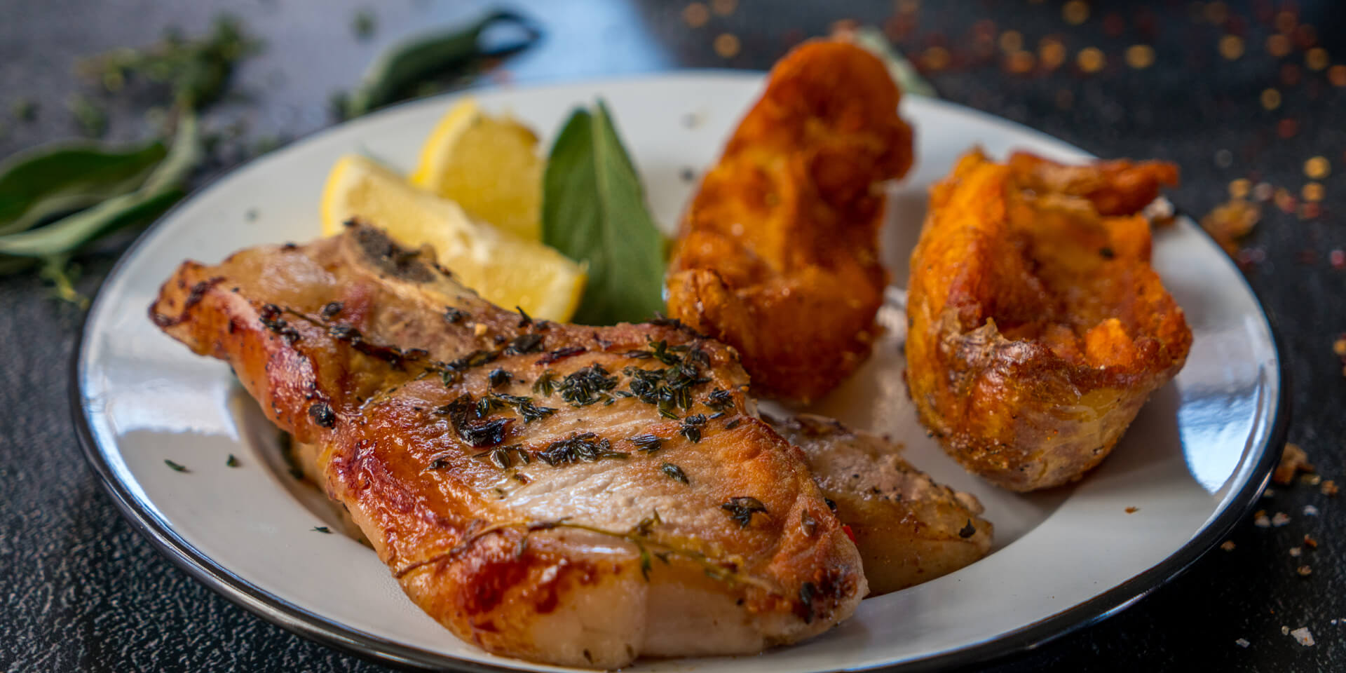 Eskort Chilli & Garlic Pork Chops with Crispy Spiced Potatoes Eskort